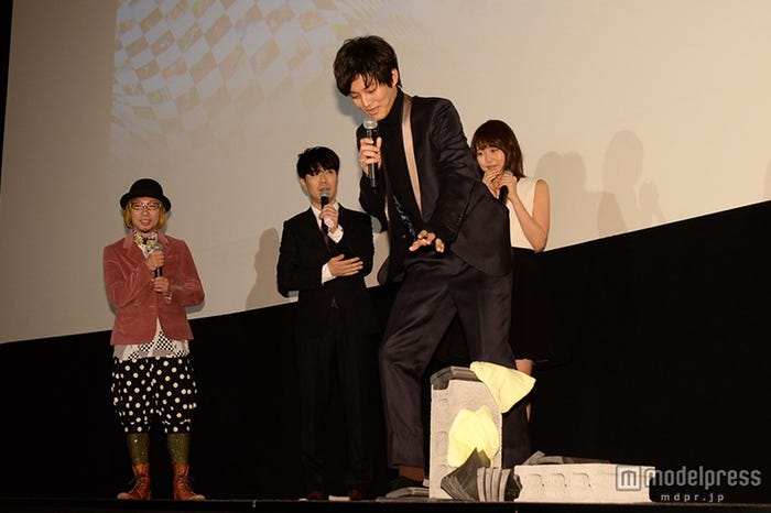 瓦割りにチャレンジした松坂桃李(前)