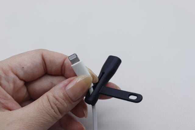 セリア　スマホケーブルカバークリップ　切り込み