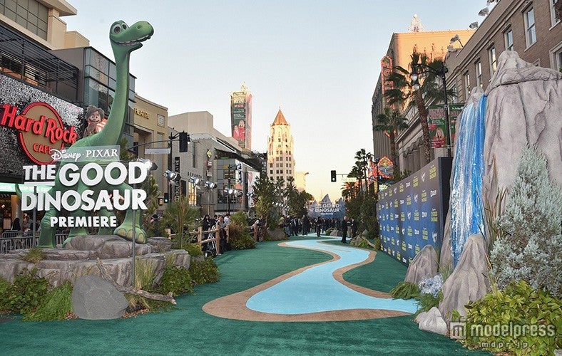 会場となったLAのエル・キャピタン劇場に出現したリバーカーペット（C） 2015 Disney／Pixar． All Rights Reserved．