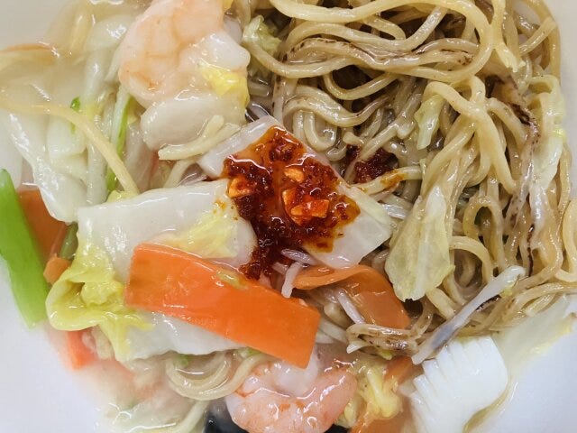 セブンイレブン　海鮮塩あんかけやきそば　実食レビュー　味変　食べるラー油