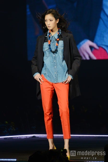 クールにポージングをきめる菜々緒