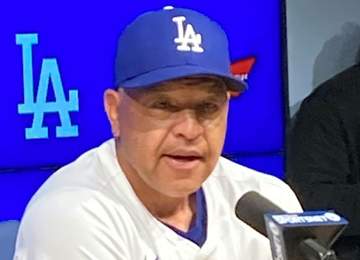 大谷翔平の死球にロバーツ監督「大丈夫だと思う」大切な右肘付近直撃「防具に当たってくれてたらいいんだけど」