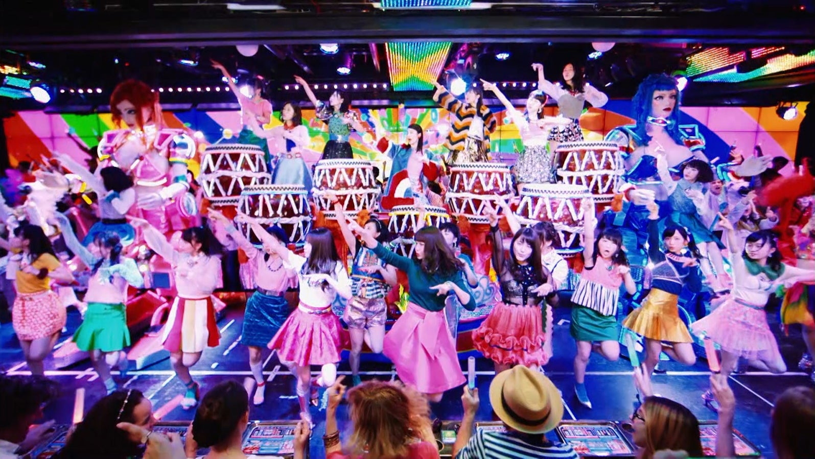 AKB48「ハイテンション」MVより（C）AKS／キングレコード