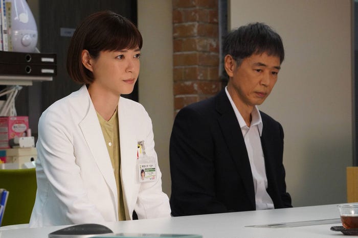 上野樹里、時任三郎「監察医 朝顔」第1話より(C)フジテレビ