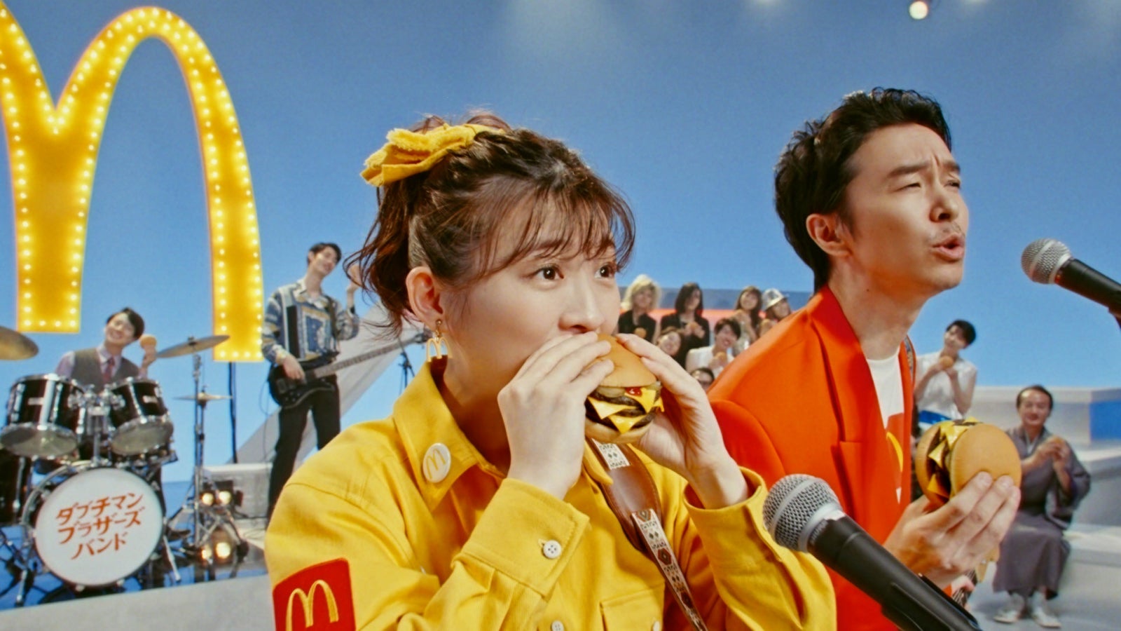 伊藤沙莉、長谷川博己「いまだけダブチ『いまだけダブチ』」篇より（提供写真）