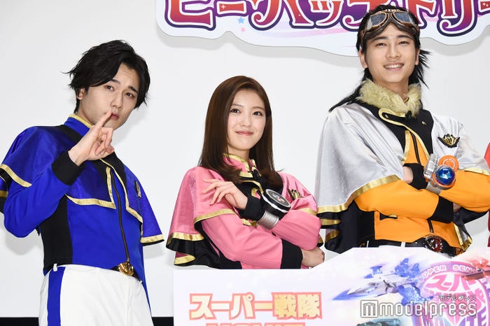 (左から)水石亜飛夢、工藤美桜、庄司浩平(C)モデルプレス