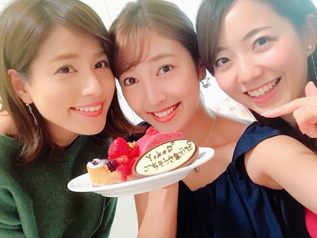 いつもありがとうございます！この日は粋なプレート付きのデザートを持って、お家に遊びに来てくれました♪／永島優美アナ、小澤陽子アナ、内田嶺衣奈アナ（提供写真）