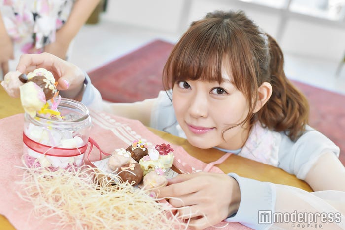 料理の先生と“バレンタインチョコ”を作ってみたり…(C)モデルプレス