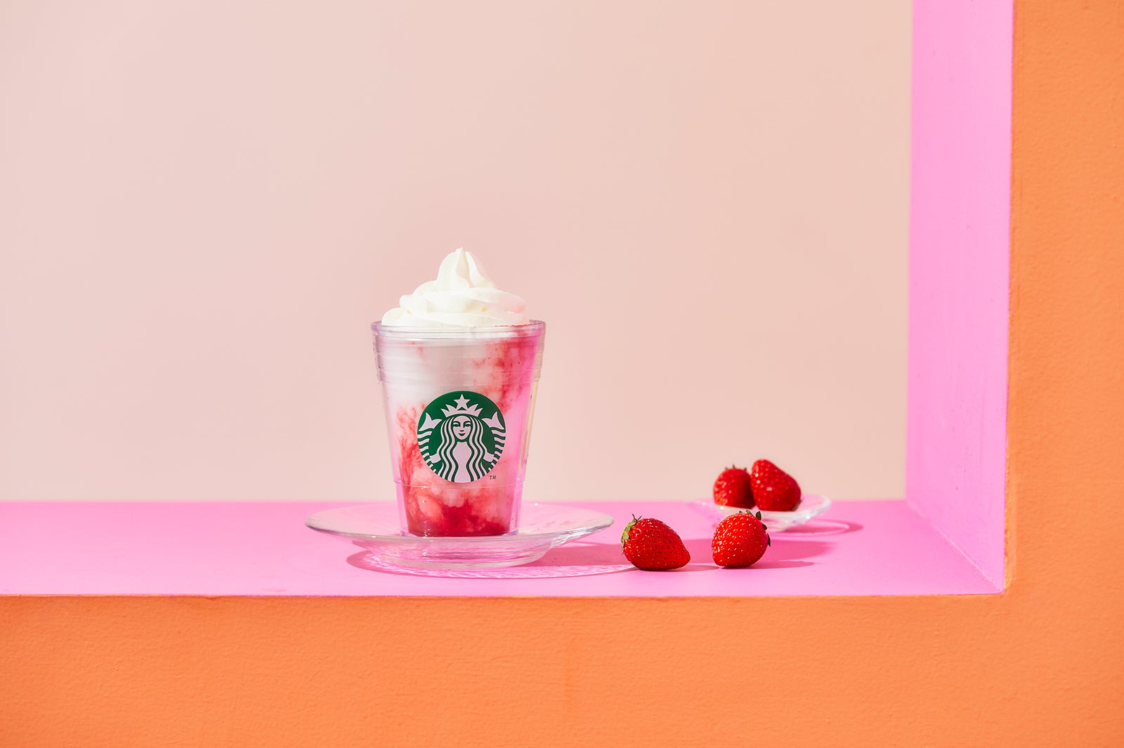 スタバ「スターバックス ストロベリー フラペチーノ」いちごの甘酸っぱさ×ミルクのハーモニー