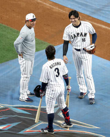 「恋人くらい距離感縮まってますやんw」大谷翔平を爆笑させた侍戦士 熱い抱擁にファン沸く 「そのまま阪神に連れて来なさい」