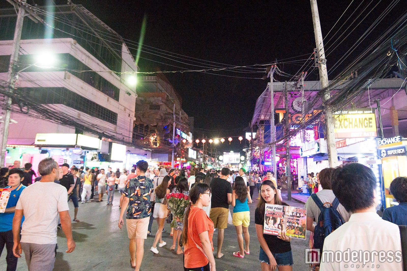 バービア街で飲み過ぎ注意 （C）モデルプレス
