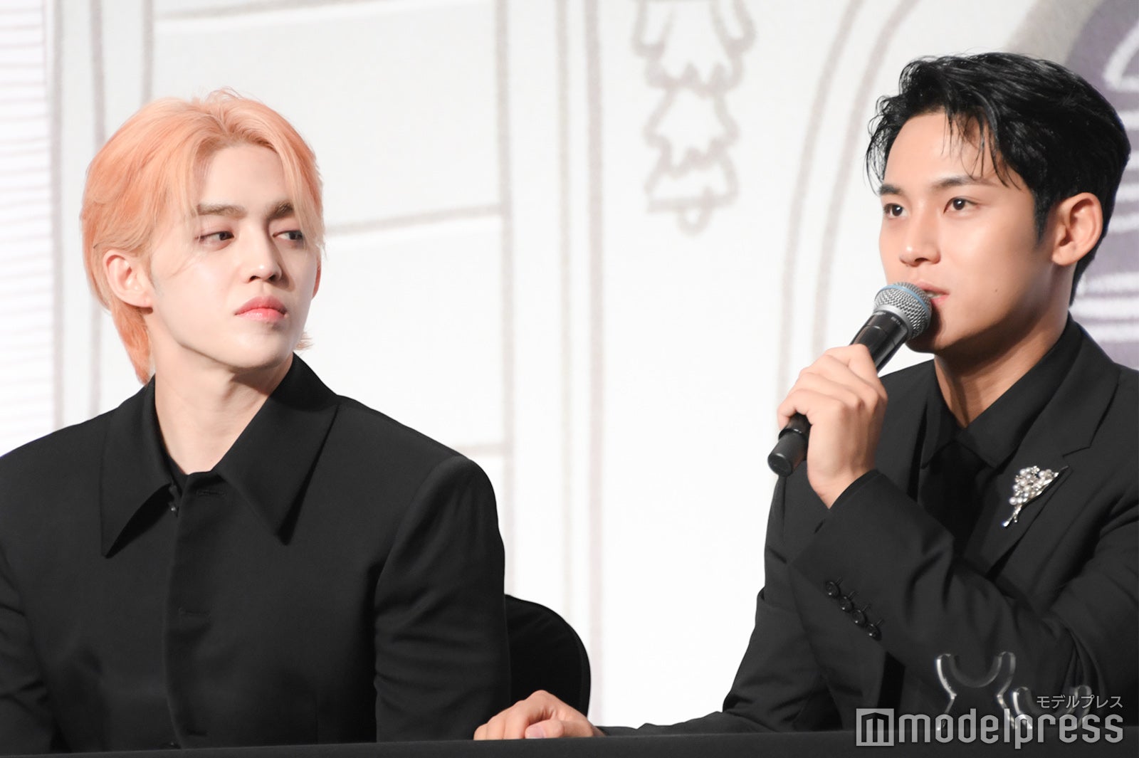 S.COUPS（エスクプス）に見守られて話すMINGYU（ミンギュ）（C）モデルプレス