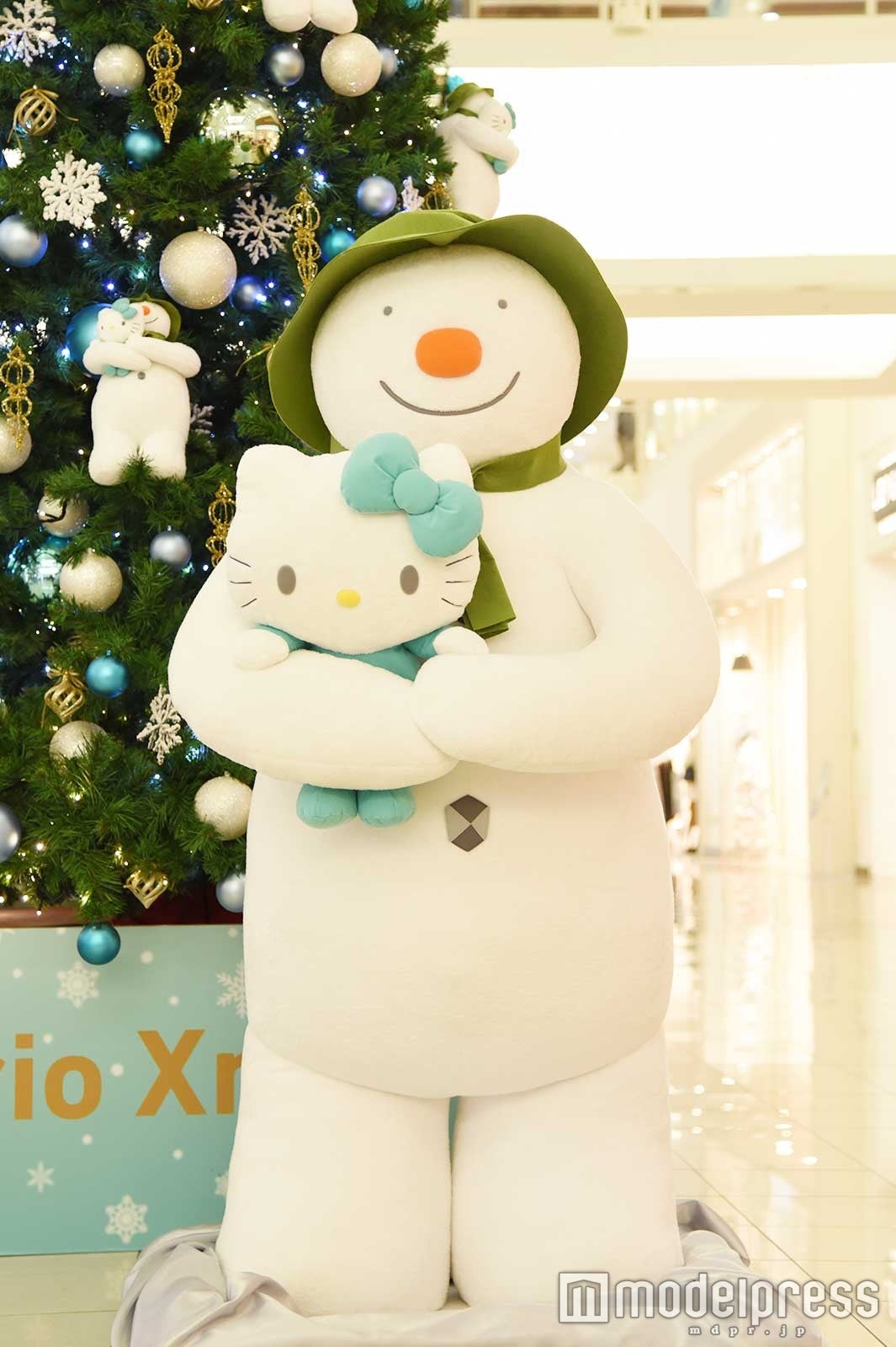 ハローキティを抱きしめるスノーマン（C）モデルプレス