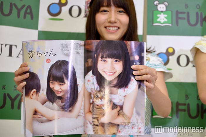 「100%SKE48」イベントで嬉しそうに小畑のお気に入りカットを見せていた大場美奈 (C)モデルプレス