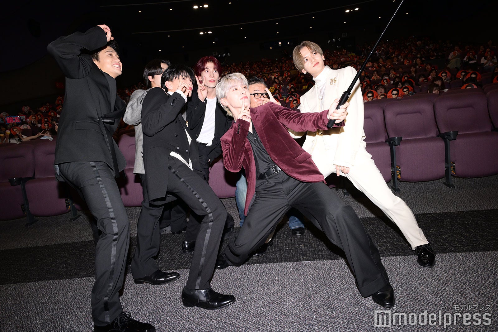 自撮りするメンバー（C）モデルプレス