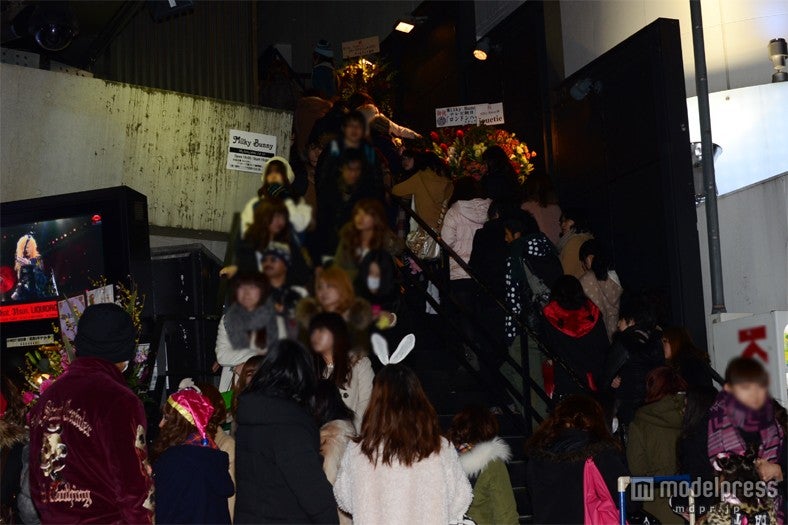 会場前に集まる益若つばさファン