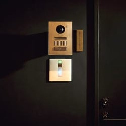 銀座のど真ん中に秘密の裏動線あり。インターホンの向こう側を覗いてみたら…