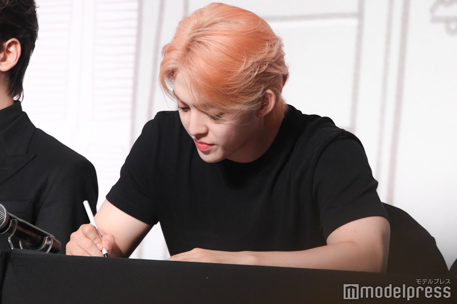 暑くなってジャケットを脱いだS.COUPS（エスクプス）（C）モデルプレス