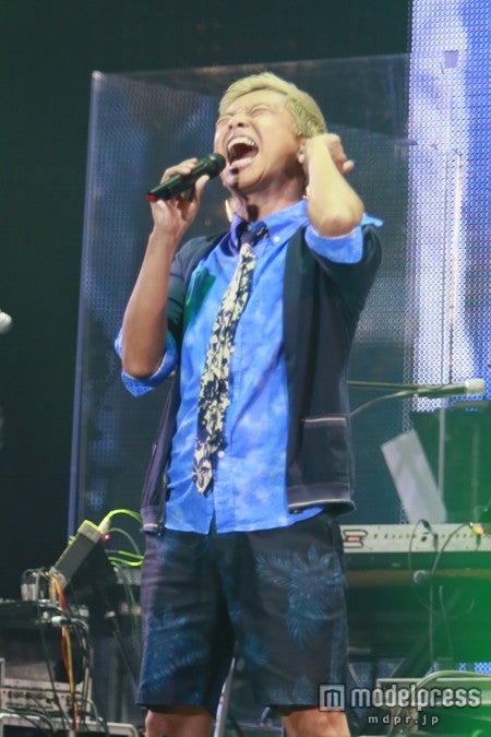 ライブパフォーマンスをしたウカスカジー