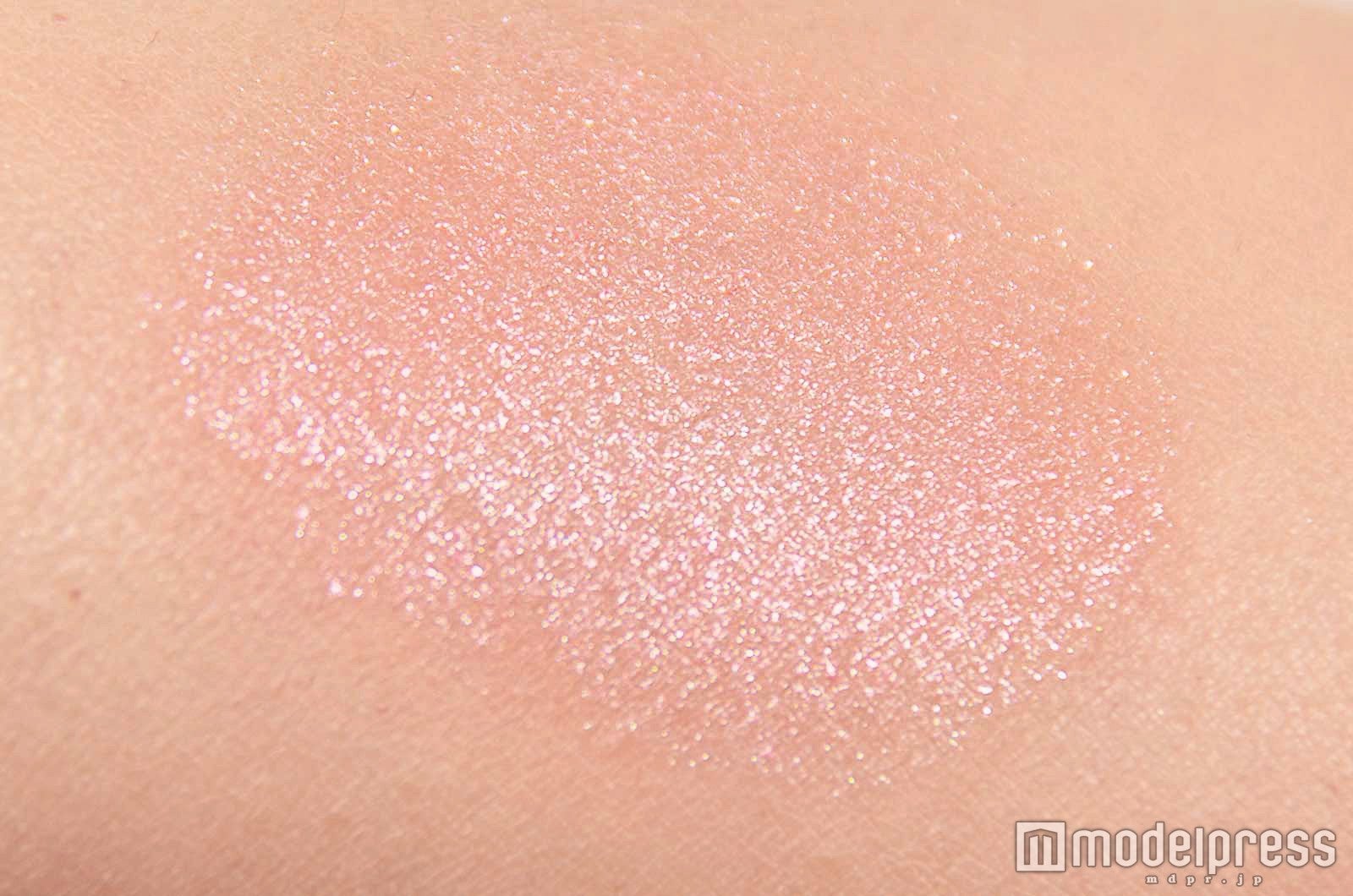 うるっとした透けキラメタリックが完成 （C）モデルプレス