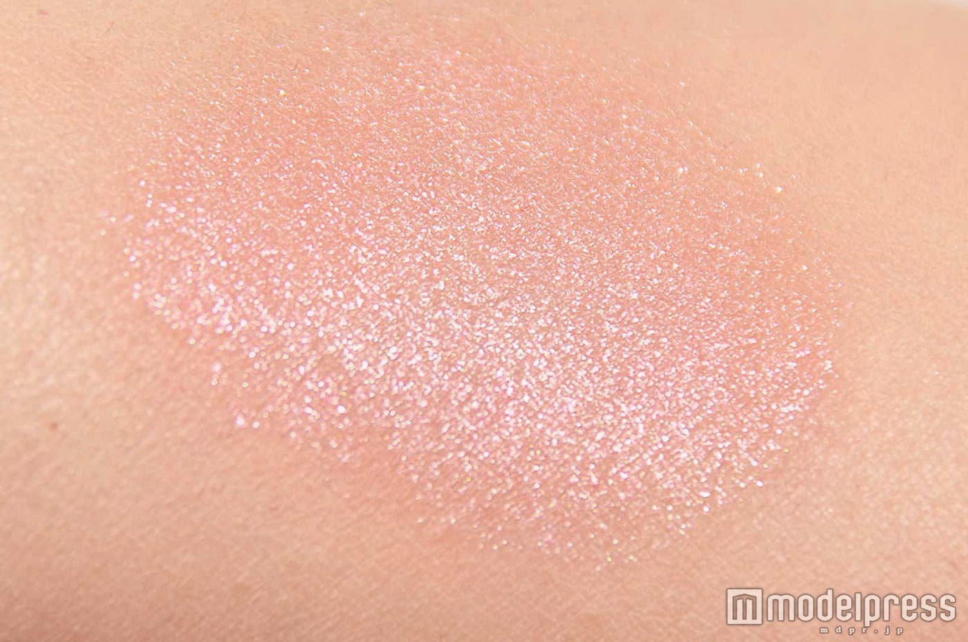 うるっとした透けキラメタリックが完成 (C)モデルプレス