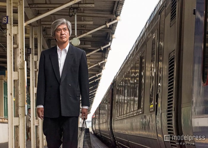 愛を失った弁護士を演じる佐藤浩市(C)2015桜木紫乃・小学館/「起終点駅 ターミナル」製作委員会