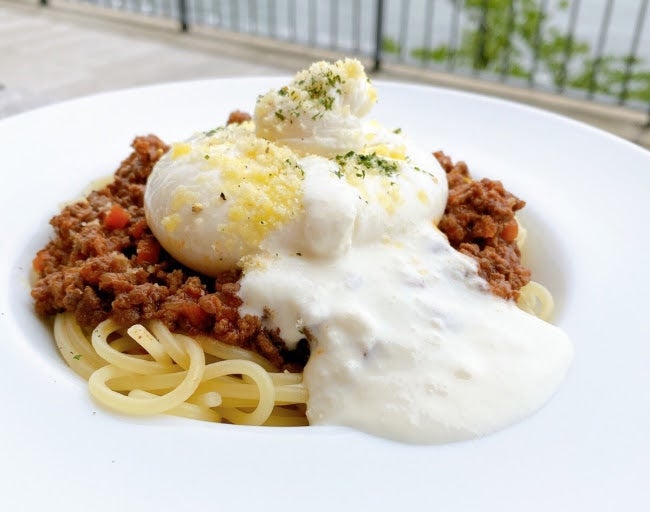 王様のボロネーゼ（サラダ・スープ付き）1,680円／画像提供：カームデザイン