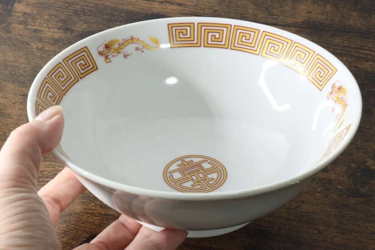 女性の手で持たれた雷門龍柄の本格的なラーメン丼 女性の手で持たれた雷門龍柄の本格的なラーメン丼