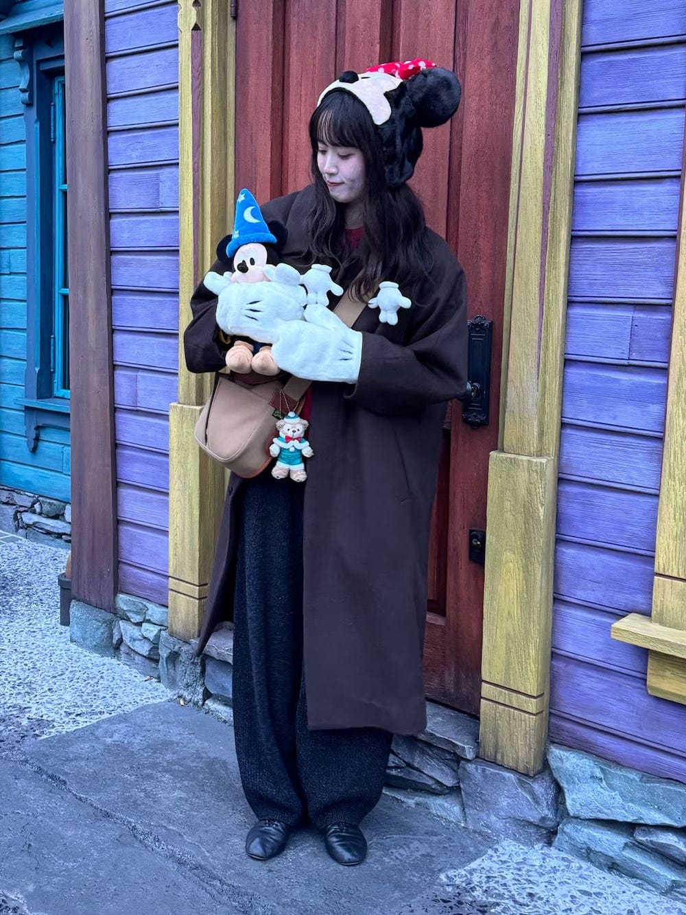 ロングコートでキャラクターのアイテムも大人っぽくまとめて　出典：WEAR