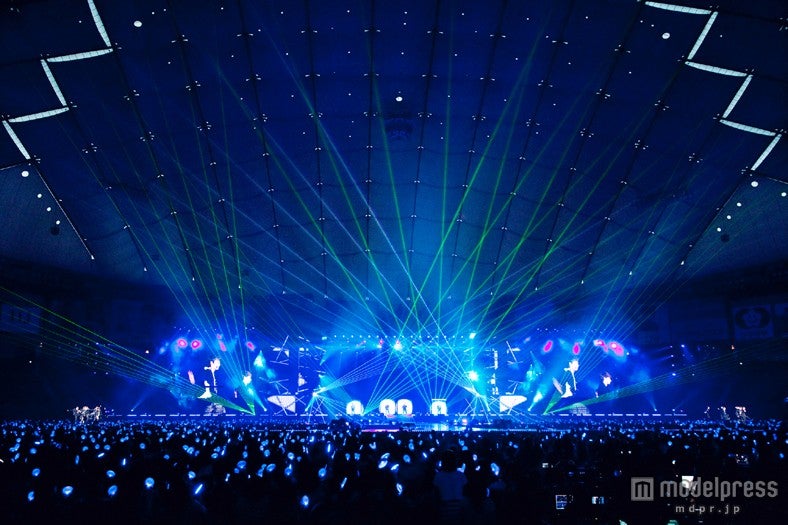 激しいレーザー光線の演出が観客のボルテージを急上昇させる