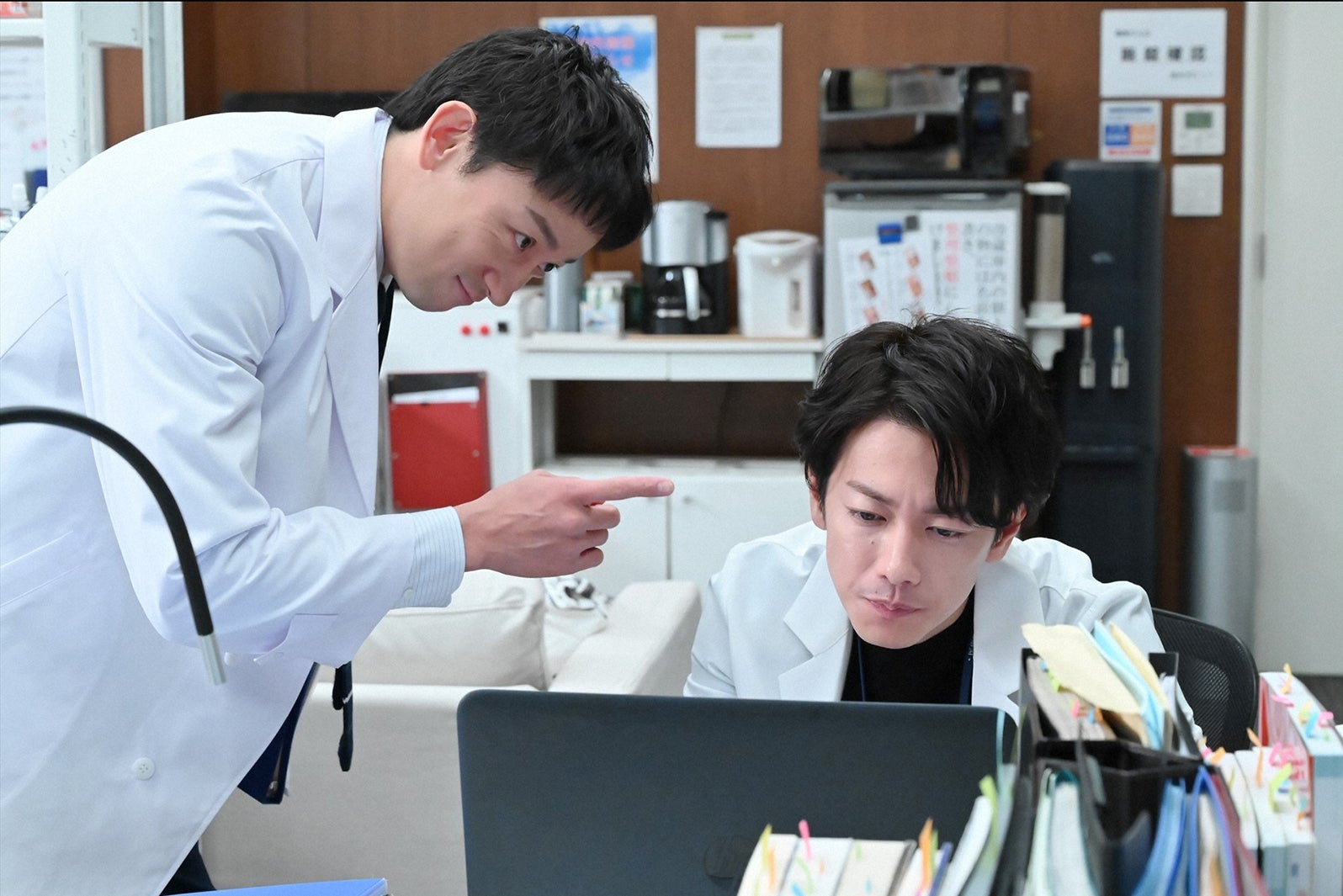 片瀬那奈、佐藤健／「恋はつづくよどこまでも」第1話より（C）TBS