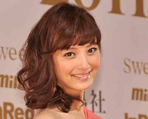 佐々木希、セクシードレスでボディラインを露わに 「sweet」初表紙も報告