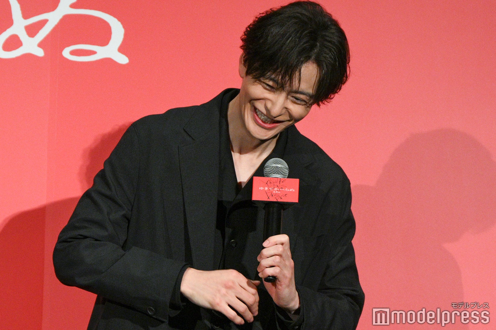 笑いながら水の力を熱弁する岡田将生（C）モデルプレス