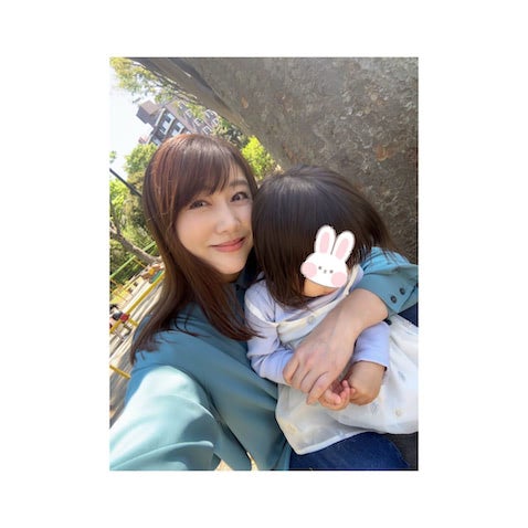 安めぐみ、2歳次女をバッグハグした公園ショット披露「綺麗なお花や緑にも癒されました」