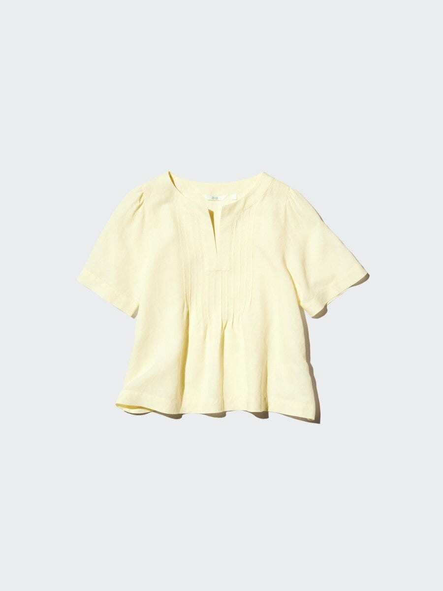 ユニクロのリネンブレンドキーネックブラウス