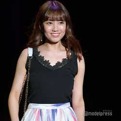 モデルプレス - AKB48加藤玲奈のキュートな笑顔が眩しい!女子1500人前に緊張のランウェイ<sweet collection 2018>