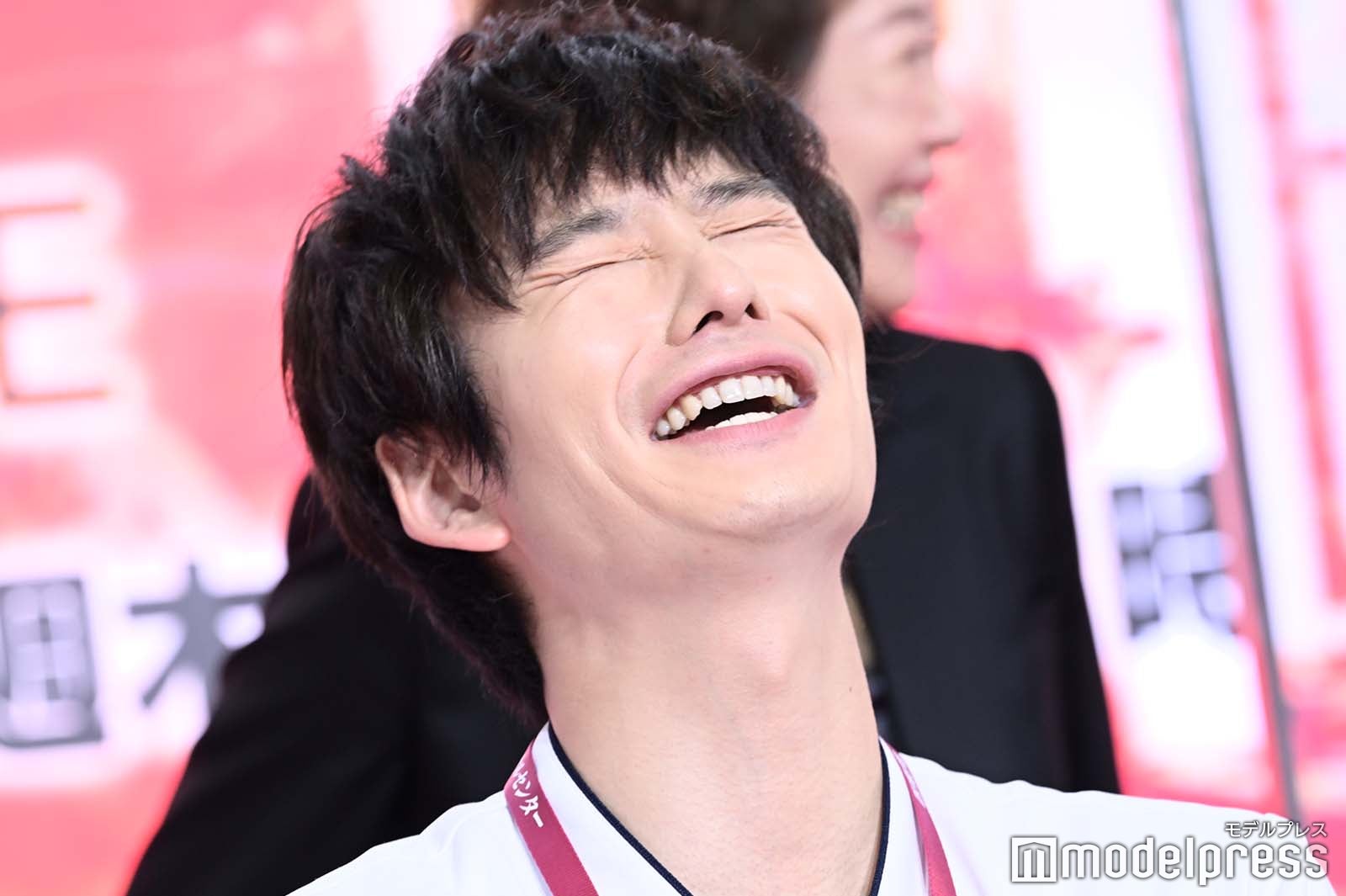 笑いが止まらない岡田将生（C）モデルプレス