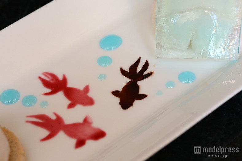 「“ディズニー夏祭り”アフタヌーンティーセット」／夏らしい金魚のデザイン