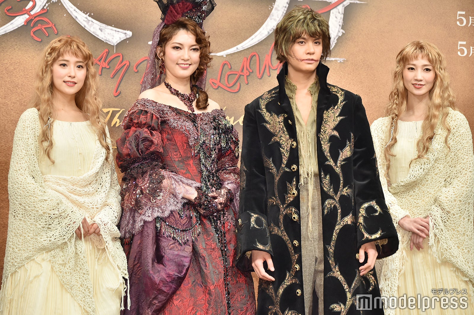 （左から）衛藤美彩、朝夏まなと、浦井健治、夢咲ねね（C）モデルプレス