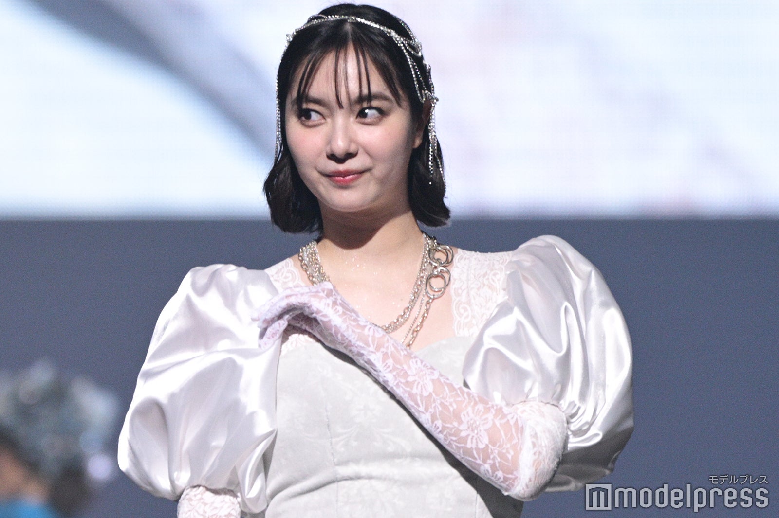 新川優愛、プリンセス風レースドレス×ダメージパンツが可愛い