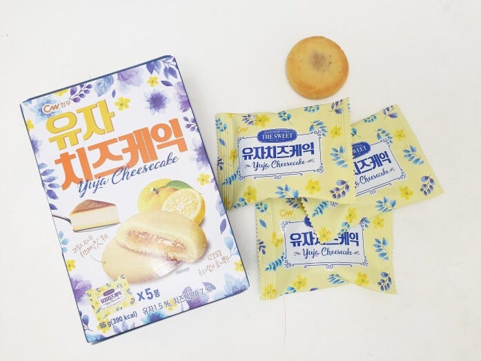 柚子の甘酸っぱさがやみつきになる柚子チーズケーキ。上品な味わいでオフィスのお茶菓子としてもよく合います