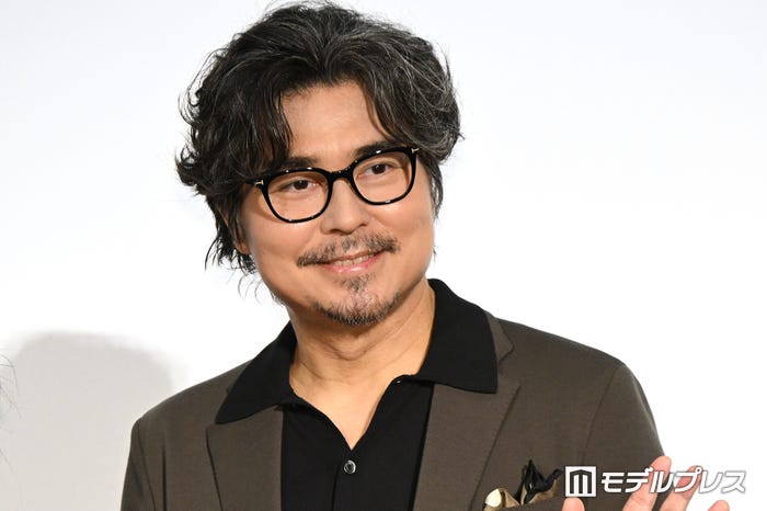 西畑大吾とツッコみ合っていた小澤征悦(C)モデルプレス