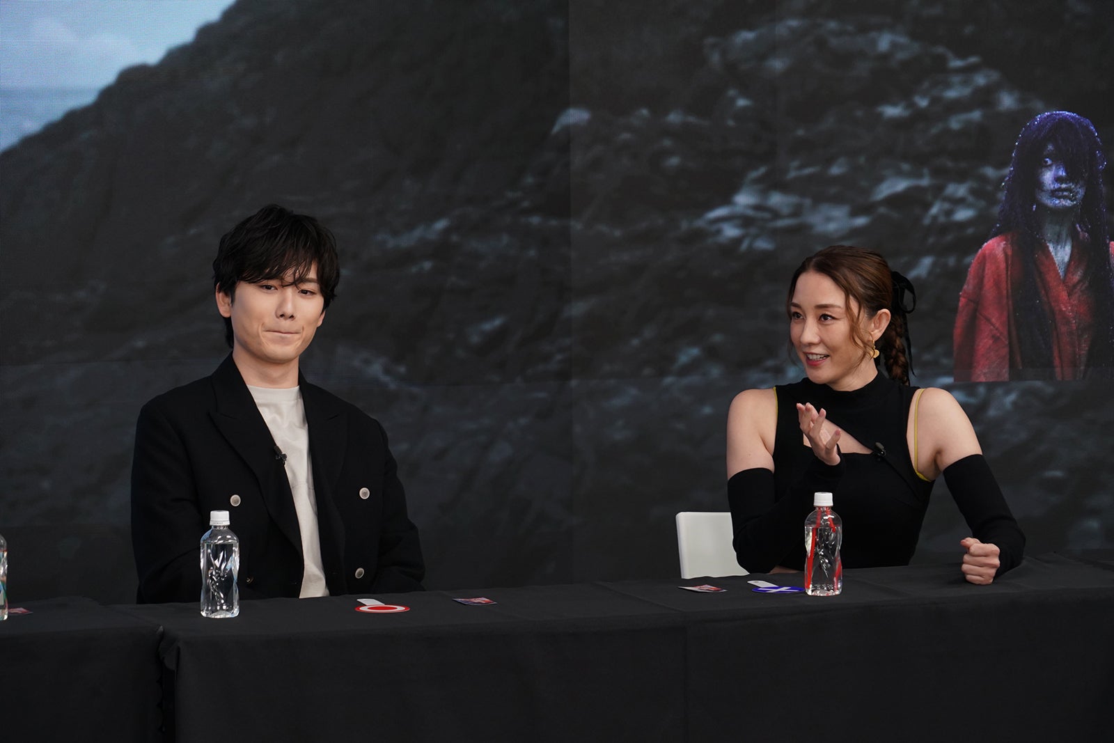 水石亜飛夢、伊藤歩（C）2023「忌怪島／きかいじま」製作委員会