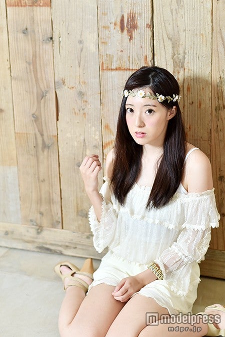 肩や鎖骨がのぞくオフショルトップス