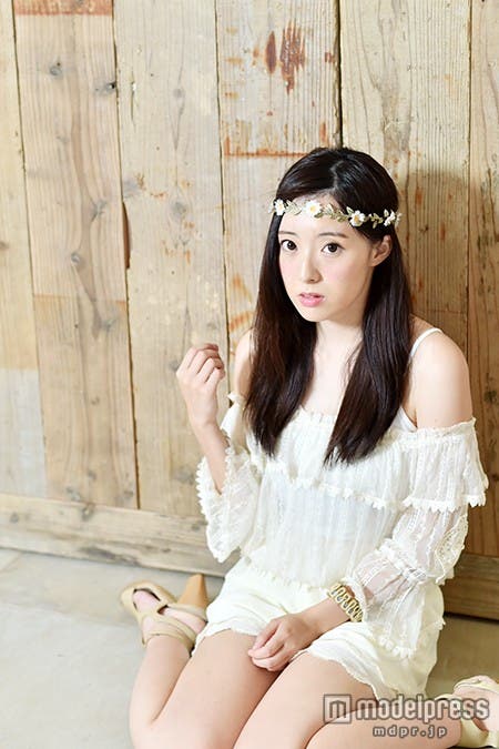 肩や鎖骨がのぞくオフショルトップス