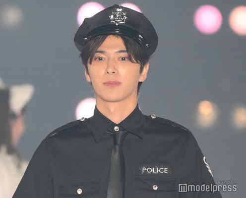 “イケメン陰キャYouTuber”ふかわ。「関コレ」初出演 警官コスプレでクールにランウェイ【関西コレクション 2024 A/W】