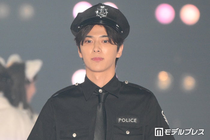 “イケメン陰キャYouTuber”ふかわ。「関コレ」初出演 警官コスプレでクールにランウェイ【関西コレクション 2024 A／W】