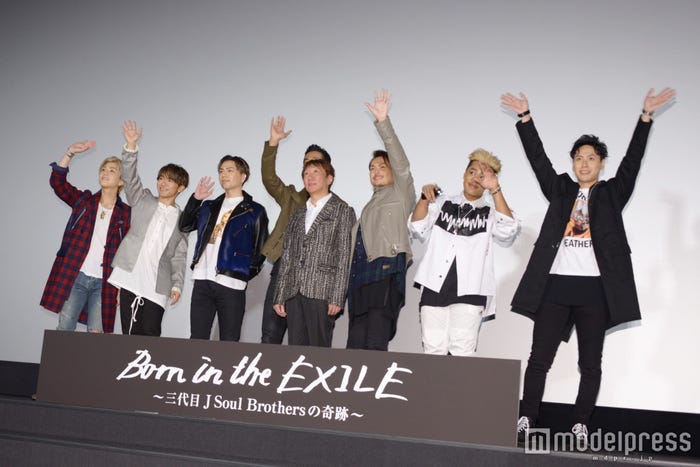 三代目J Soul Brothers from EXILE TRIBE(左から)岩田剛典、NAOTO、登坂広臣、小林直己、保母浩章監督、今市隆二、ELLY、山下健二郎(C)モデルプレス