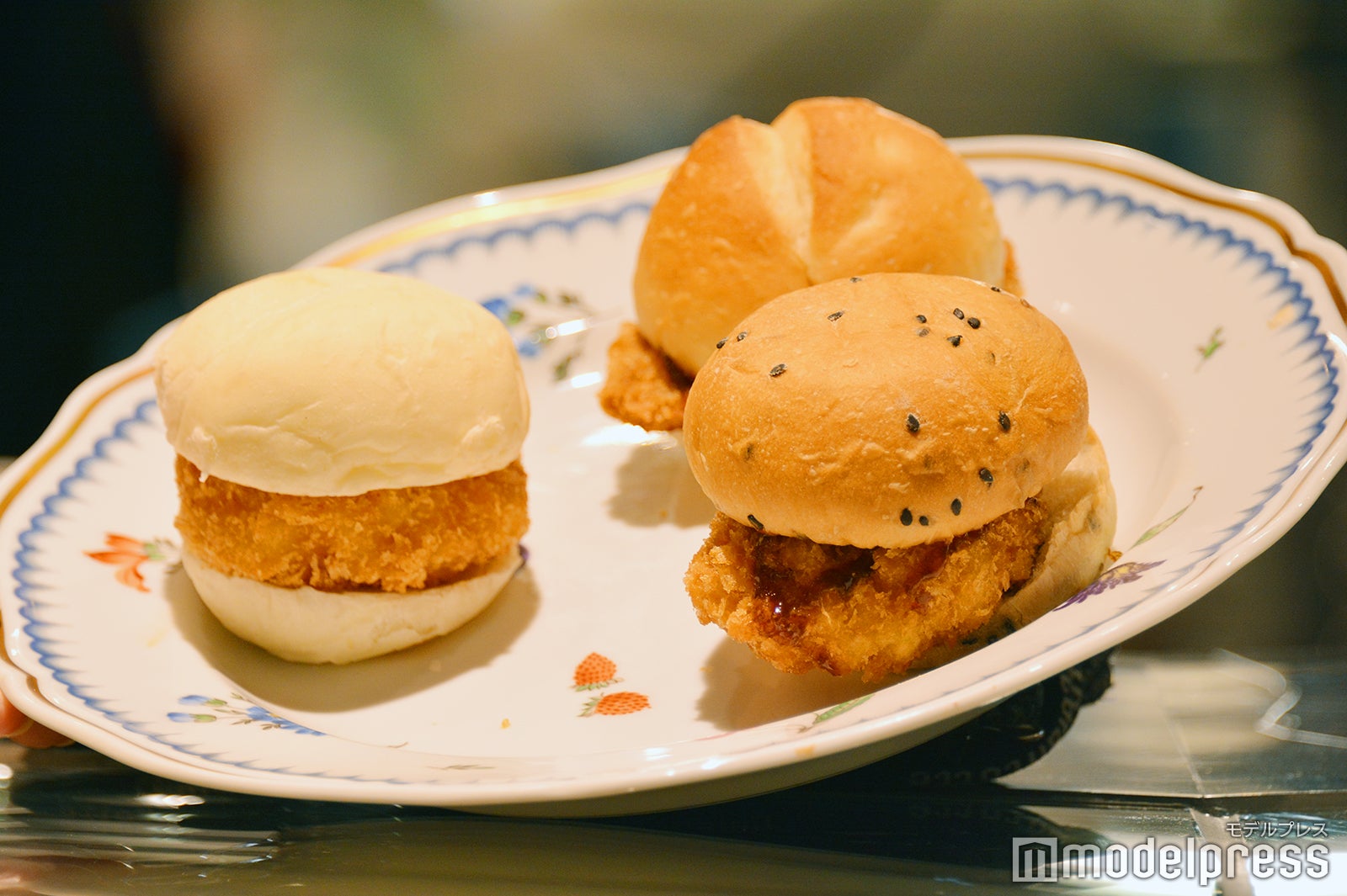 崎陽軒、渋谷限定“シウマイメンチバーガー”が話題 数量限定BOXが登場