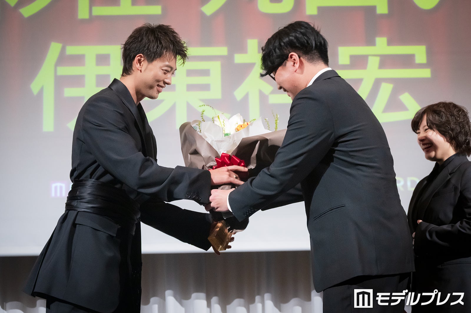 伊東祥宏監督（右）から花束を受け取る竹内涼真（C）モデルプレス